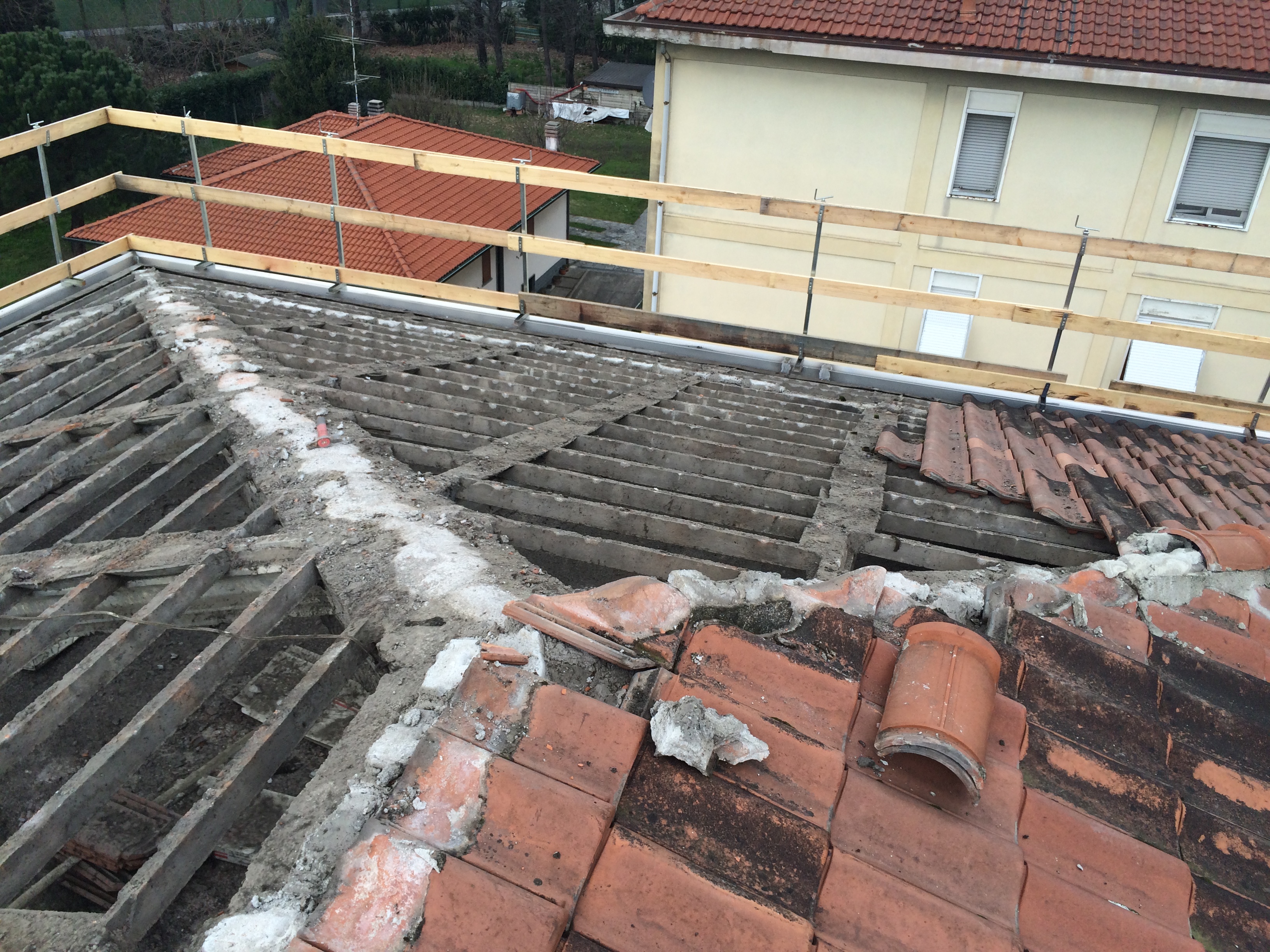 Dopo aver installato i parapetti a protezione delle cadute nel vuoto, si è provveduto alla rimozione delle tegole.